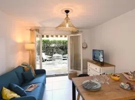 Charmant studio 2à4 pers avec jardin et place de parking situé à 5 min à pied de la mer