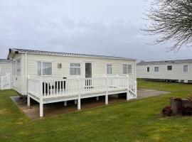 Home by the sea, Hoburne Naish Resort, sleeps 4, on site leisure complex available, resort in Milford on Sea