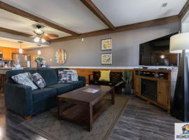2BR Walk-In Condo - Near the 76 Strip - Pool - FREE TICKETS INCLUDED - CLA-8, hotel sa Branson