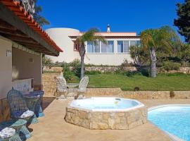 Komfortable Villa auf großem Grundstück mit Pool, family hotel in Vila do Bispo