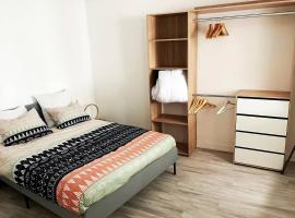 maison deux pièces tout confort, biệt thự ở Stains