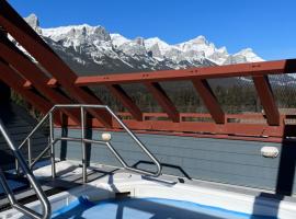 Cozy Winter Wonderland Getaway, hotel with jacuzzis in Canmore