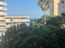 Joli studio les pieds dans l'eau, familiehotel in Fréjus