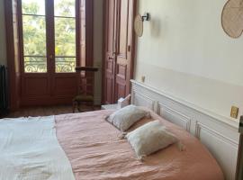 Suite privée rose au Château de la Franceule, hotel a Janzé