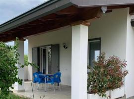 Casa Vacanze AL CAPRIANO appartamento Mora, αγροικία σε Cantello