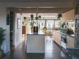 Architect designed spacious five bed house by sea โรงแรมในSeasalter