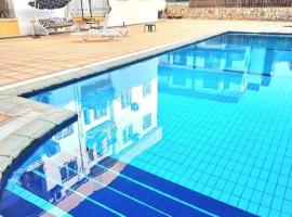 Gems's Apartment - Luxury 3 bedroom penthouse with Pool, hotel u gradu Karavas