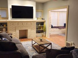 Comfy 3brd in Cleveland Heights، فندق في Cleveland Heights