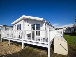 Beautiful 4 Berth Lodge With Decking At Manor Park In Hunstanton Ref 23038c, hotel a Hunstanton