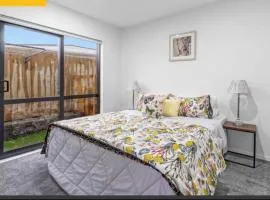 Private double bedroom with attached bathroom near 12 min to Auckland Airport