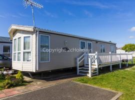 8 Berth Caravan With Decking To Hire At Naze Marine In Essex Ref 17045nm, hotel with parking in Walton-on-the-Naze