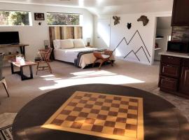 Spacious upstairs studio with kitchenette & 1 bath, hotel di Grants Pass