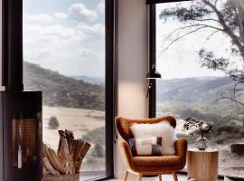 Luxury home with mountain views, casa de temporada em Merrijig