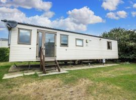 6 Berth Caravan With Free Wifi For Hire In Suffolk Ref 68073bs, glamping site in Lowestoft
