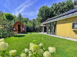 Modern chalet with sauna, in a holiday park on the Utrechtse Heuvelrug – hotel w mieście Rhenen