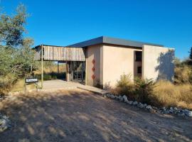 Hackberry House Black Thorn Cottage, Off Grid, viešbutis mieste Khemsbok, netoliese – Dqae Qare Arena
