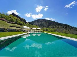 Villa Podere Gaia 16Pax with AC and Pool by VILLASRETREATS, skihotel i Sasseta