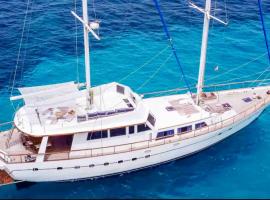 Spacious 24Meters Long Yacht Lagaro / 5 Cabins, hotel din Ibiza