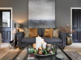 Luxurious Interior Designed Home, sumarhús í Kenmare