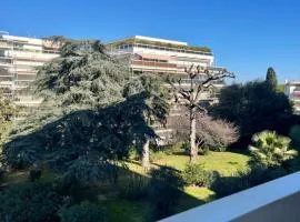 Ideal vacation apartment in Juan-les-Pins, with a pool and 5 minutes from the beach