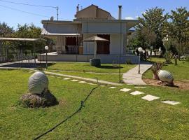 Big garden house at Itea, cheap hotel in Kírra