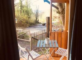 마운트섀넌에 위치한 호텔 Relax in the unique and cosy Off-grid Eco Shepherd's hut Between Heaven and Earth