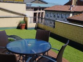 ÁTICO AUDITORIO disfrute sus 40 metros de terraza orientada al sur, hotel u blizini znamenitosti 'Llamaquique Campus - Oviedo University' u gradu 'Oviedo'