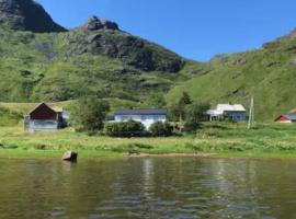 Charming house in fjord Lofoten, hotel with parking in Slydalen