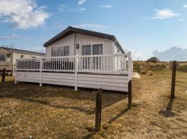 Beautiful 8 Berth Lodge For Hire At Kessingland Beach In Suffolk Ref 90012td, lodge in Benacre