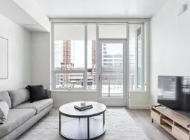 Downtown 1BR w Roof Pool Gym nr the 110 LAX-734