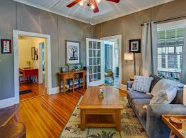 Quaint Anderson Home with Sunroom, Walk To Downtown!, nyaraló Andersonban