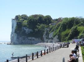 2 Bed Chalet St Margaret's at Cliffe South Coast – hotel w mieście Dover
