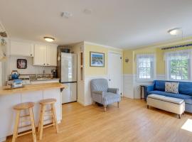 2 Mi to Beaches Cozy Peaceful Escape with Deck, hotell i Wellfleet