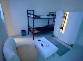 Viesnīca MBZ - Nice Bed Space "MEN" Abū Dabī, netālu no apskates objekta tirdzniecības centrs Dalma