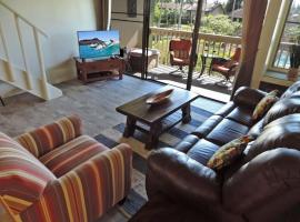 Charming One Bedroom with loft by the pool, villa in Kahuku