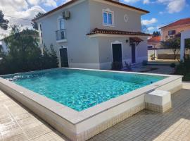 Casa Luz - Brejos de Azeitão, hotel with parking in Camarate