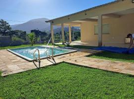 Casa de campo Ar piscina Churrasqueira Saquarema, hotel in Jaconé