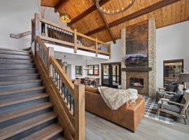 New Luxury Cabin! Fireplace and Jacuzzi!: Estes Park şehrinde bir otel