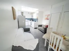 STAY SA Cosy equipped studios available 10 mins from the city! Free WIFI &50" SMART TV's!