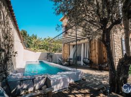 Maison de village avec piscine, hotel in Orsan