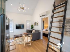 Stylish and Cozy Tiny House with King bed, hotell i Kitchener