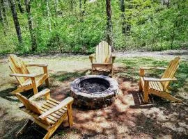 Windy Ridge-Pet-Friendly Smoky Mountain Cabin with Fishing Access, Fenced Yard & Free Tickets