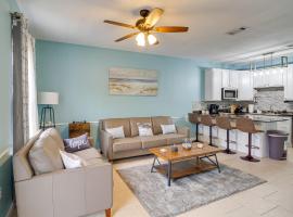 Cozy Gulfport Abode with Pool Access - Walk to Beach, hotell i Gulfport