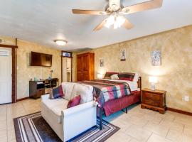 Hide Away Guest House, hotel with parking in Azle