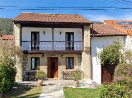 Casa rústica con jardín en Pesués, מלון בPesués