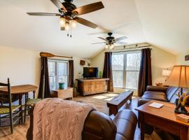 Cozy Lewisburg Getaway with Deck and Lake Access!, hotell i Lewisburg
