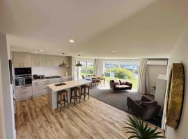 Lovely Family Home in Aotea with Grear Views - No Parties or Smoking, hotel i Porirua