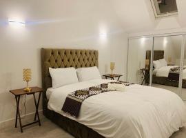 Deluxe En suite Bedroom with free on site parking, smeštaj u okviru domaćinstva u gradu Milton Kins