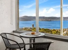 Spectacular Views - One Bedroom Unit - Free Parking - Free WIFI
