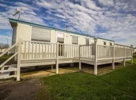 Caravan With Decking At Manor Park, Nearby Hunstanton Beach Ref 23013c